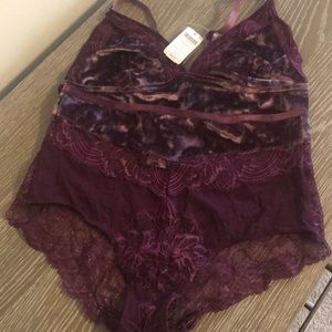 Soma  velvet and lace lingerie set